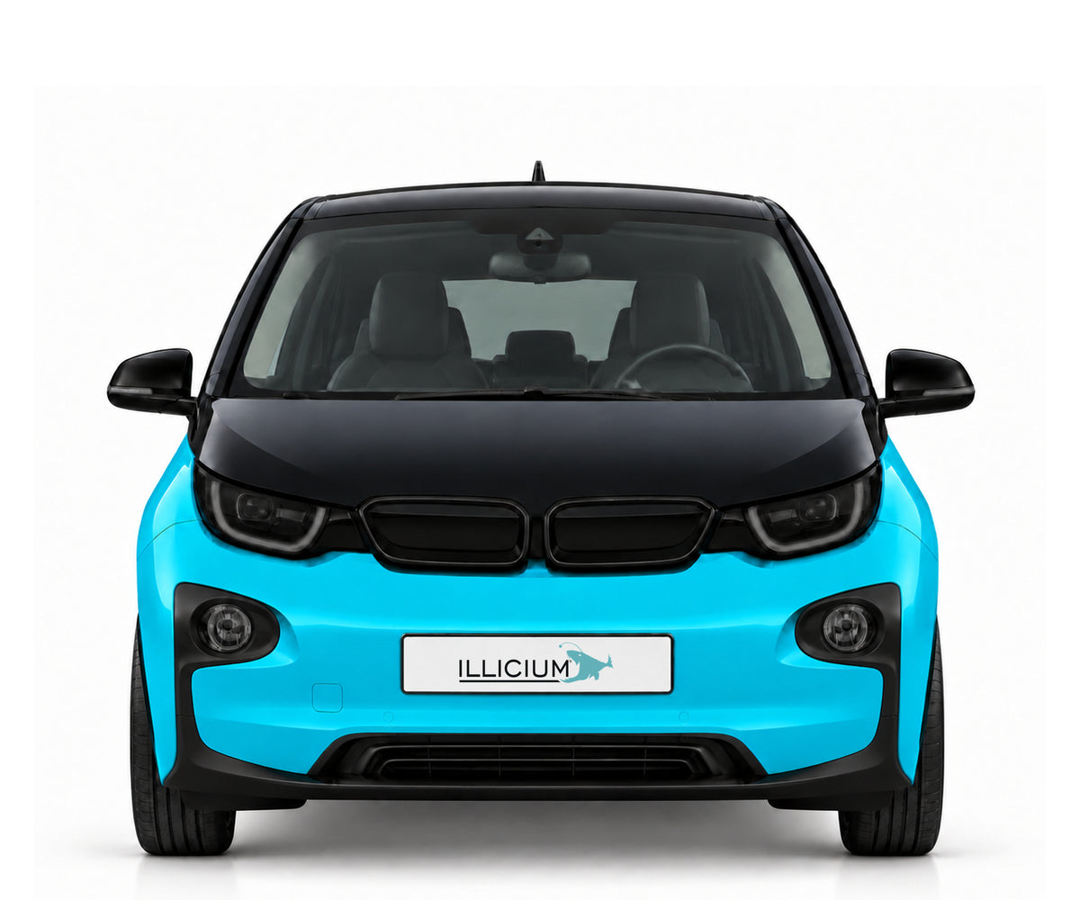 BMW i3 · Vorfacelift – Normaler i3 I01, konkrete LED-Ausführung 2013 mit runden unteren Leuchten. Frontansicht in Türkis Metallic mit schwarzem Black-Belt-Bereich, dunklen Optiken und Original-ILLICIUM-Kennzeichen
