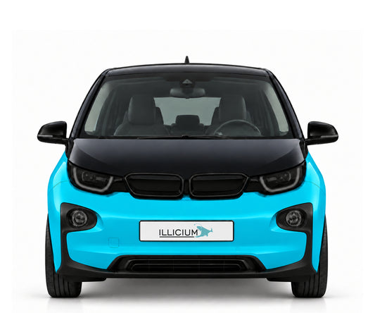 BMW i3 · Vorfacelift – Normaler i3 I01, konkrete LED-Ausführung 2013 mit runden unteren Leuchten. Frontansicht in Türkis Metallic mit schwarzem Black-Belt-Bereich, dunklen Optiken und Original-ILLICIUM-Kennzeichen