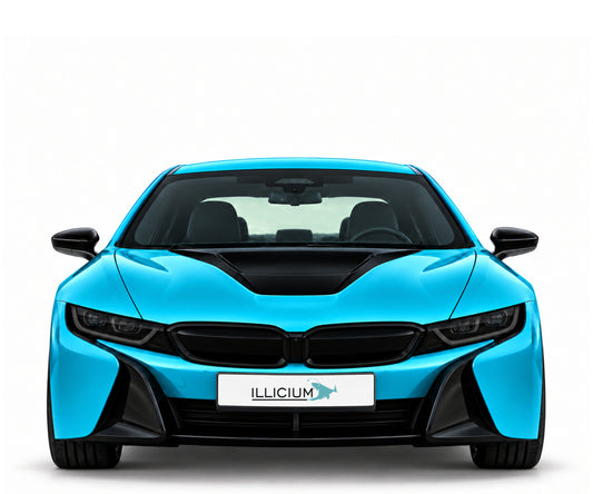BMW i8 I12 · Coupé – Frontansicht in Türkis Metallic, schwarze Anbauteile, dunkle ausgeschaltete Scheinwerfer und Original-ILLICIUM-Kennzeichen