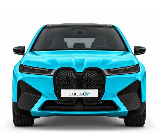 BMW iX I20 · M60 – Frontansicht in Türkis Metallic, schwarze Anbauteile, dunkle ausgeschaltete Scheinwerfer und Original-ILLICIUM-Kennzeichen
