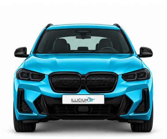 BMW iX3 G08 · Facelift M Sport – Frontansicht in Türkis Metallic, schwarze Anbauteile, dunkle ausgeschaltete Scheinwerfer und Original-ILLICIUM-Kennzeichen