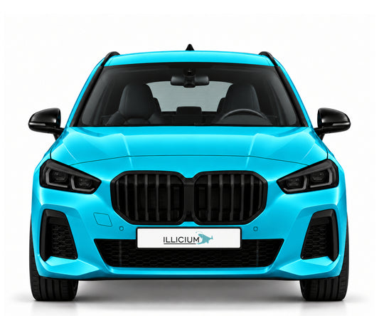 BMW 2er Active Tourer U06 230e M Sport – frontale Fahrzeugillustration in Türkis Metallic mit ILLICIUM-Kennzeichen