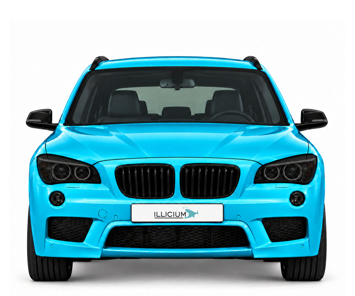 BMW X1 E84 · Facelift M Sport – Frontansicht in Türkis Metallic, schwarze Anbauteile, dunkle ausgeschaltete Scheinwerfer und Original-ILLICIUM-Kennzeichen