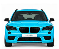 BMW X1 E84 · Facelift M Sport – Frontansicht in Türkis Metallic, schwarze Anbauteile, dunkle ausgeschaltete Scheinwerfer und Original-ILLICIUM-Kennzeichen