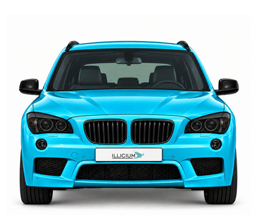 BMW X1 E84 · Vorfacelift M Sport – Frontansicht in Türkis Metallic, schwarze Anbauteile, dunkle ausgeschaltete Scheinwerfer und Original-ILLICIUM-Kennzeichen