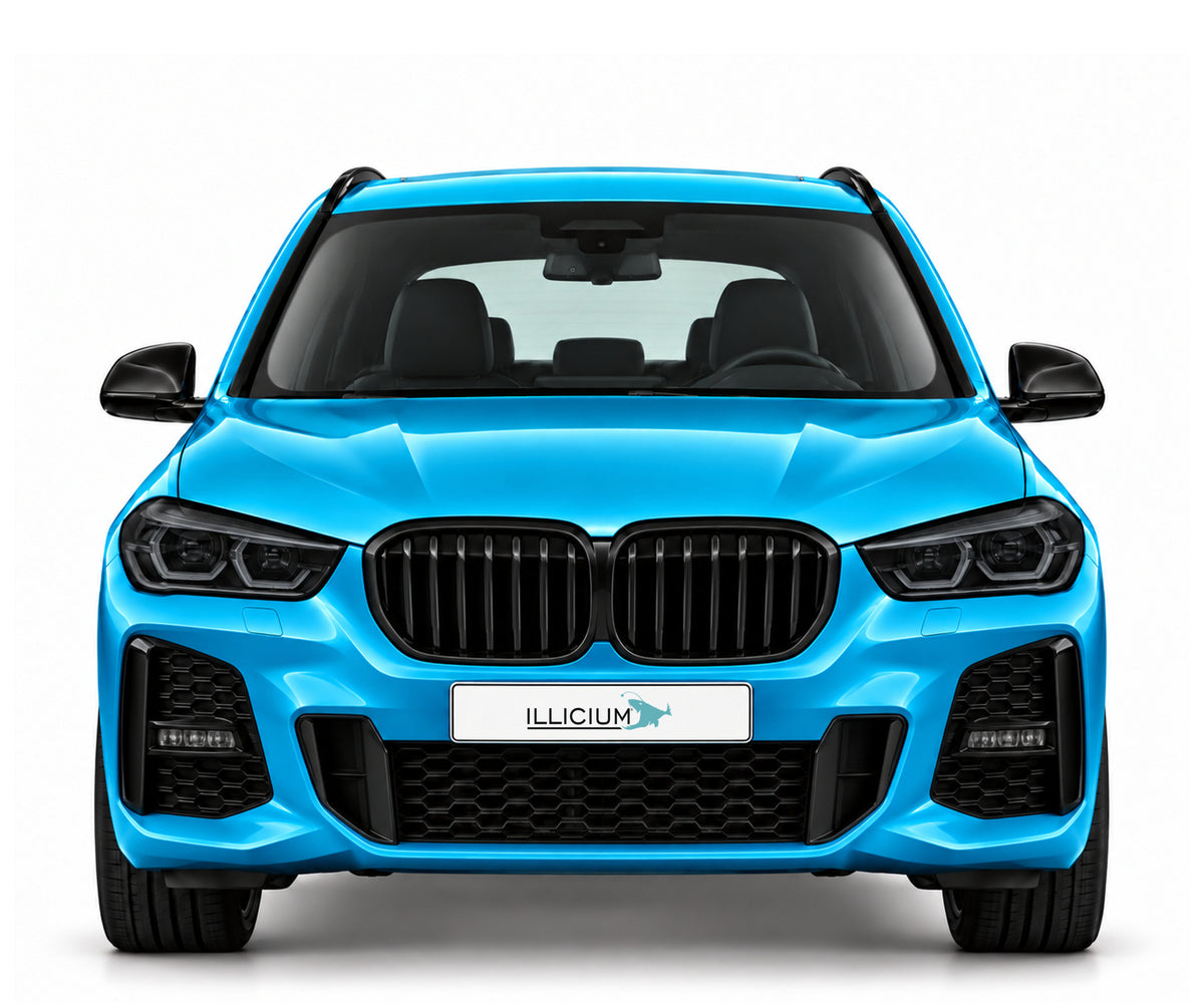 BMW X1 F48 · Facelift M Sport – Frontansicht in Türkis Metallic, schwarze Anbauteile, dunkle ausgeschaltete Scheinwerfer und Original-ILLICIUM-Kennzeichen