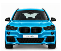 BMW X1 F48 · Vorfacelift M Sport – Frontansicht in Türkis Metallic, schwarze Anbauteile, dunkle ausgeschaltete Scheinwerfer und Original-ILLICIUM-Kennzeichen