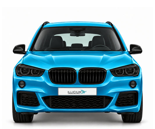 BMW X1 F48 · Vorfacelift M Sport – Frontansicht in Türkis Metallic, schwarze Anbauteile, dunkle ausgeschaltete Scheinwerfer und Original-ILLICIUM-Kennzeichen