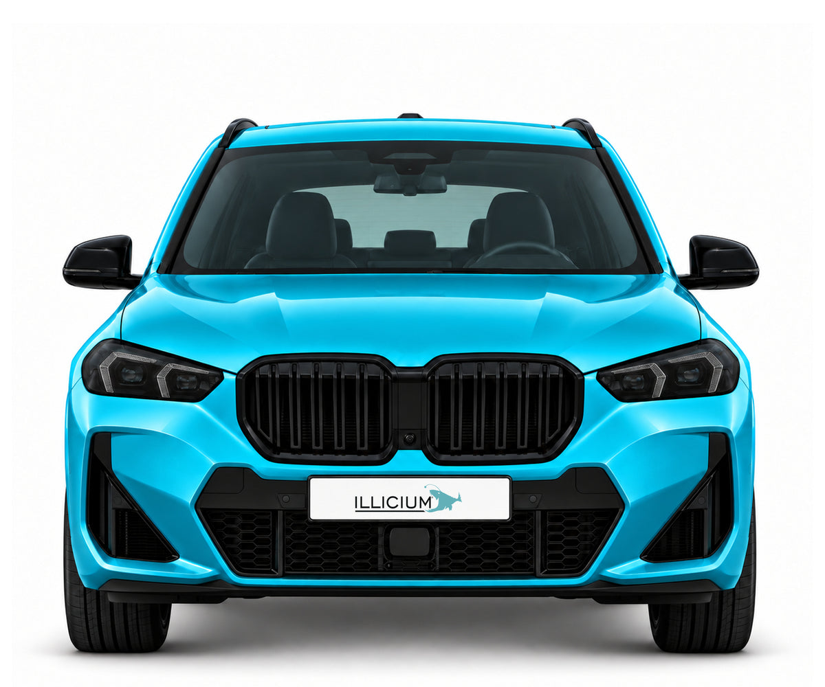 BMW X1 U11 · M35i – Frontansicht in Türkis Metallic, schwarze Anbauteile, dunkle ausgeschaltete Scheinwerfer und Original-ILLICIUM-Kennzeichen