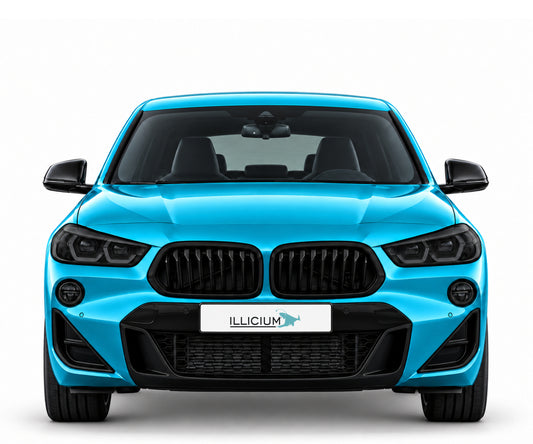 BMW X2 F39 · M35i – Frontansicht in Türkis Metallic, schwarze Anbauteile, dunkle ausgeschaltete Scheinwerfer und Original-ILLICIUM-Kennzeichen