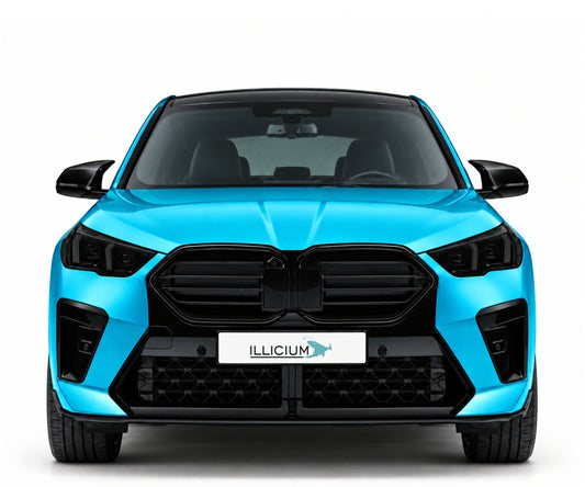 BMW X2 U10 · M35i – Frontansicht in Türkis Metallic, schwarze Anbauteile, dunkle ausgeschaltete Scheinwerfer und Original-ILLICIUM-Kennzeichen