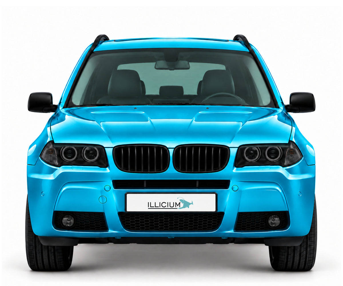 BMW X3 E83 · Facelift M Sport – Frontansicht in Türkis Metallic, schwarze Anbauteile, dunkle ausgeschaltete Scheinwerfer und Original-ILLICIUM-Kennzeichen