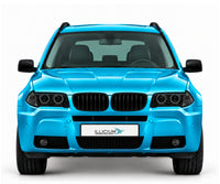 BMW X3 E83 · Facelift M Sport – Frontansicht in Türkis Metallic, schwarze Anbauteile, dunkle ausgeschaltete Scheinwerfer und Original-ILLICIUM-Kennzeichen