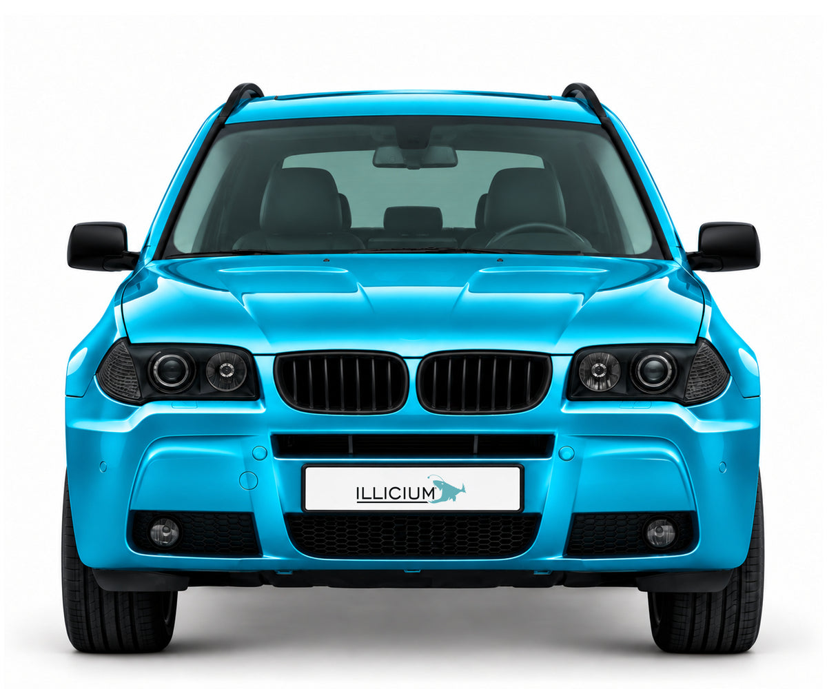 BMW X3 E83 · Vorfacelift M Sport – Frontansicht in Türkis Metallic, schwarze Anbauteile, dunkle ausgeschaltete Scheinwerfer und Original-ILLICIUM-Kennzeichen