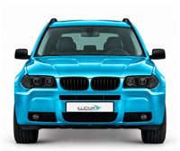 BMW X3 E83 · Vorfacelift M Sport – Frontansicht in Türkis Metallic, schwarze Anbauteile, dunkle ausgeschaltete Scheinwerfer und Original-ILLICIUM-Kennzeichen