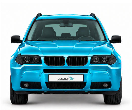 BMW X3 E83 · Vorfacelift M Sport – Frontansicht in Türkis Metallic, schwarze Anbauteile, dunkle ausgeschaltete Scheinwerfer und Original-ILLICIUM-Kennzeichen