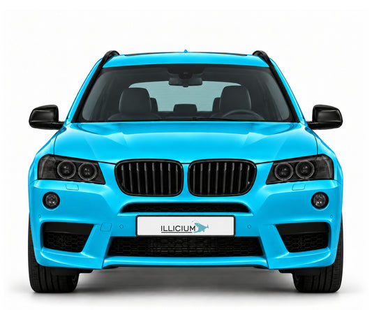 BMW X3 F25 · Vorfacelift M Sport – Frontansicht in Türkis Metallic, schwarze Anbauteile, dunkle ausgeschaltete Scheinwerfer und Original-ILLICIUM-Kennzeichen