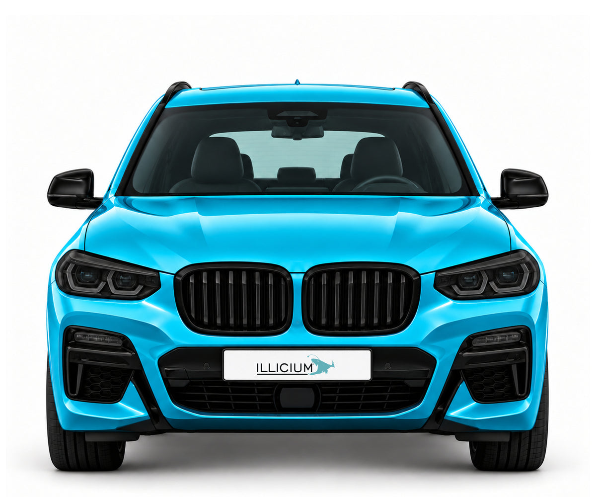 BMW X3 G01 · Vorfacelift M40i – Frontansicht in Türkis Metallic, schwarze Anbauteile, dunkle ausgeschaltete Scheinwerfer und Original-ILLICIUM-Kennzeichen