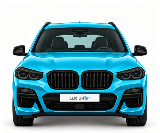 BMW X3 G01 · Vorfacelift M40i – Frontansicht in Türkis Metallic, schwarze Anbauteile, dunkle ausgeschaltete Scheinwerfer und Original-ILLICIUM-Kennzeichen