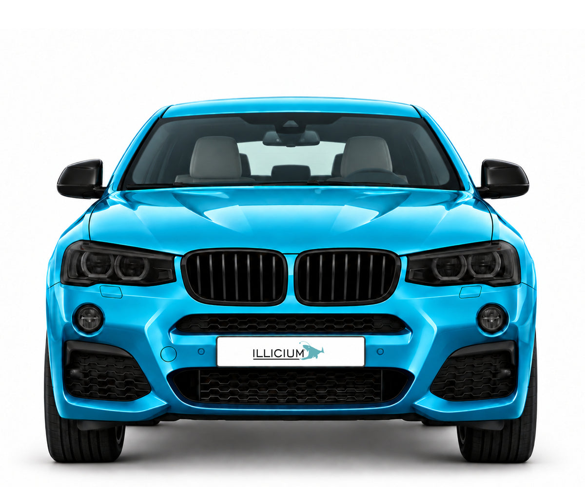 BMW X4 F26 · M40i – Frontansicht in Türkis Metallic, schwarze Anbauteile, dunkle ausgeschaltete Scheinwerfer und Original-ILLICIUM-Kennzeichen