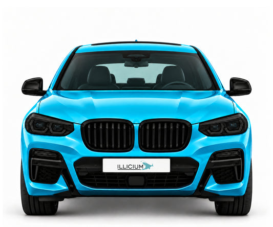 BMW X4 G02 · Vorfacelift M40d – Frontansicht in Türkis Metallic, schwarze Anbauteile, dunkle ausgeschaltete Scheinwerfer und Original-ILLICIUM-Kennzeichen