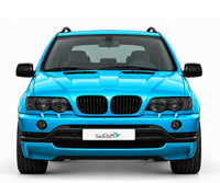 BMW X5 E53 · 4.6is Vorfacelift – Frontansicht in Türkis Metallic, schwarze Anbauteile, ausgeschaltete dunkle Scheinwerfer und Original-ILLICIUM-Kennzeichen