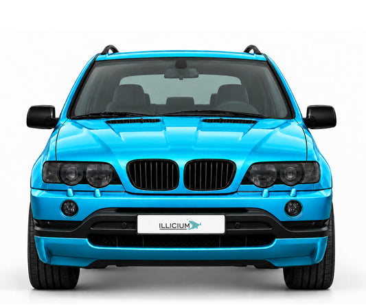 BMW X5 E53 · 4.6is Vorfacelift – Frontansicht in Türkis Metallic, schwarze Anbauteile, ausgeschaltete dunkle Scheinwerfer und Original-ILLICIUM-Kennzeichen