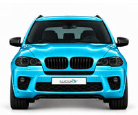 BMW X5 E70 · M Sport Facelift – Frontansicht in Türkis Metallic, schwarze Anbauteile, ausgeschaltete dunkle Scheinwerfer und Original-ILLICIUM-Kennzeichen