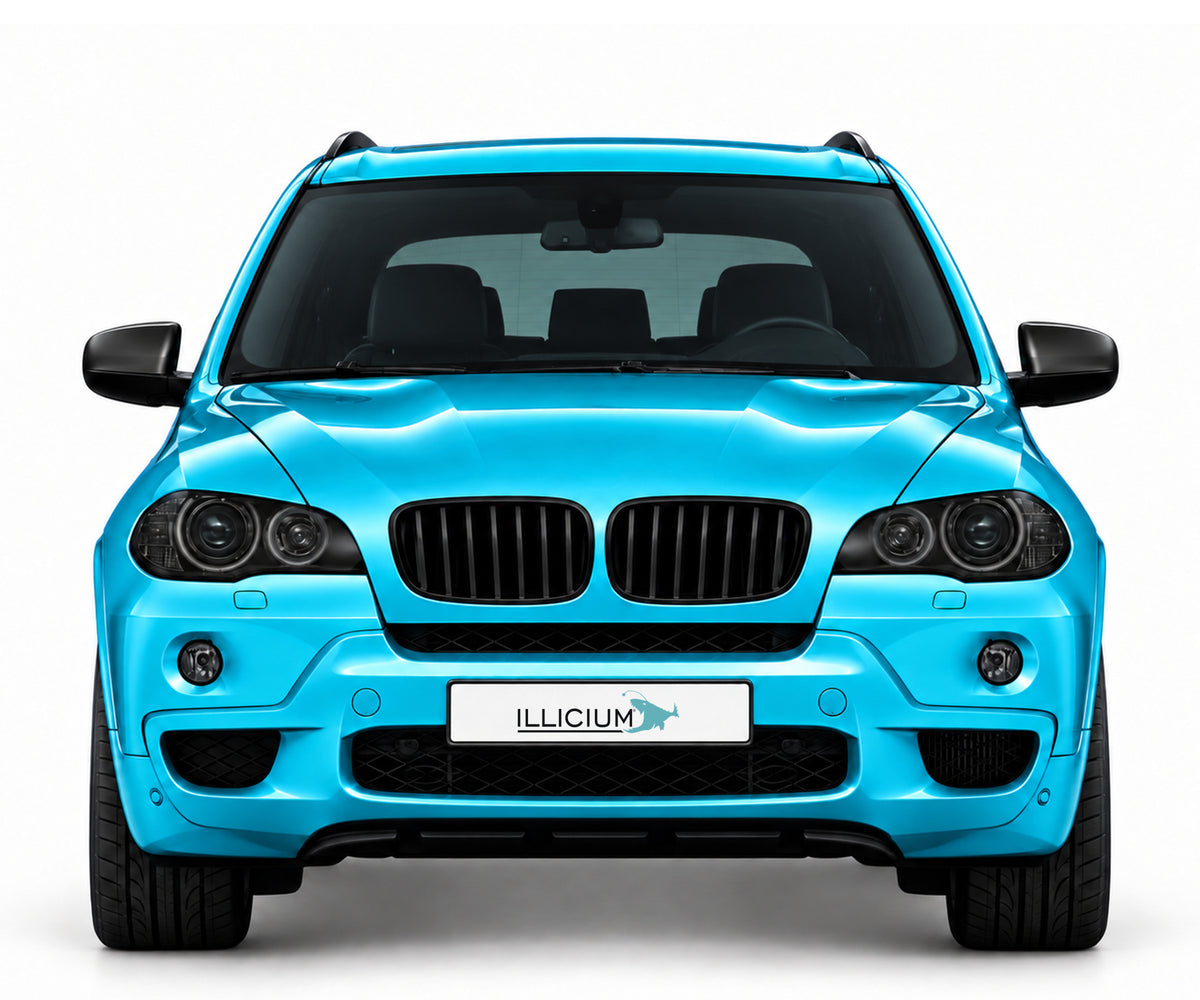 BMW X5 E70 · M Sport Vorfacelift – Frontansicht in Türkis Metallic, schwarze Anbauteile, ausgeschaltete dunkle Scheinwerfer und Original-ILLICIUM-Kennzeichen