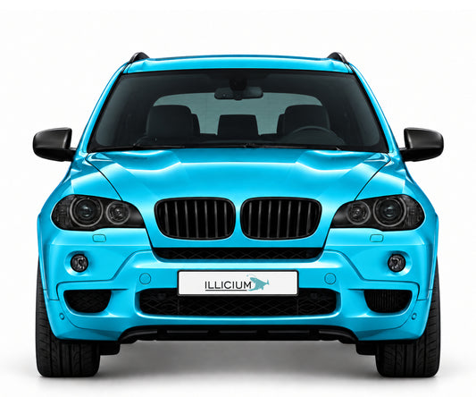 BMW X5 E70 · M Sport Vorfacelift – Frontansicht in Türkis Metallic, schwarze Anbauteile, ausgeschaltete dunkle Scheinwerfer und Original-ILLICIUM-Kennzeichen