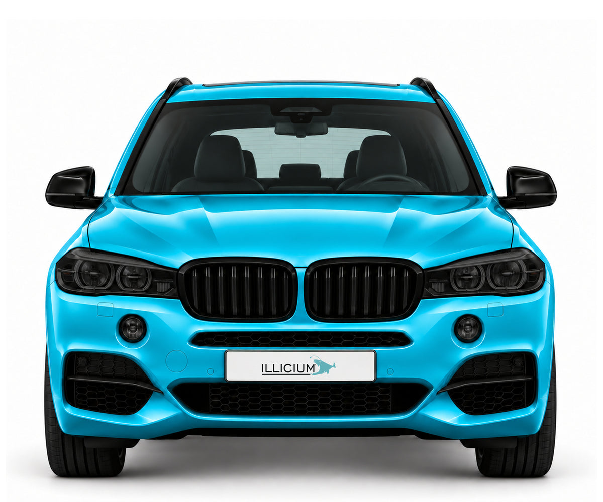 BMW X5 F15 · M50d – Frontansicht in Türkis Metallic, schwarze Anbauteile, ausgeschaltete dunkle Scheinwerfer und Original-ILLICIUM-Kennzeichen