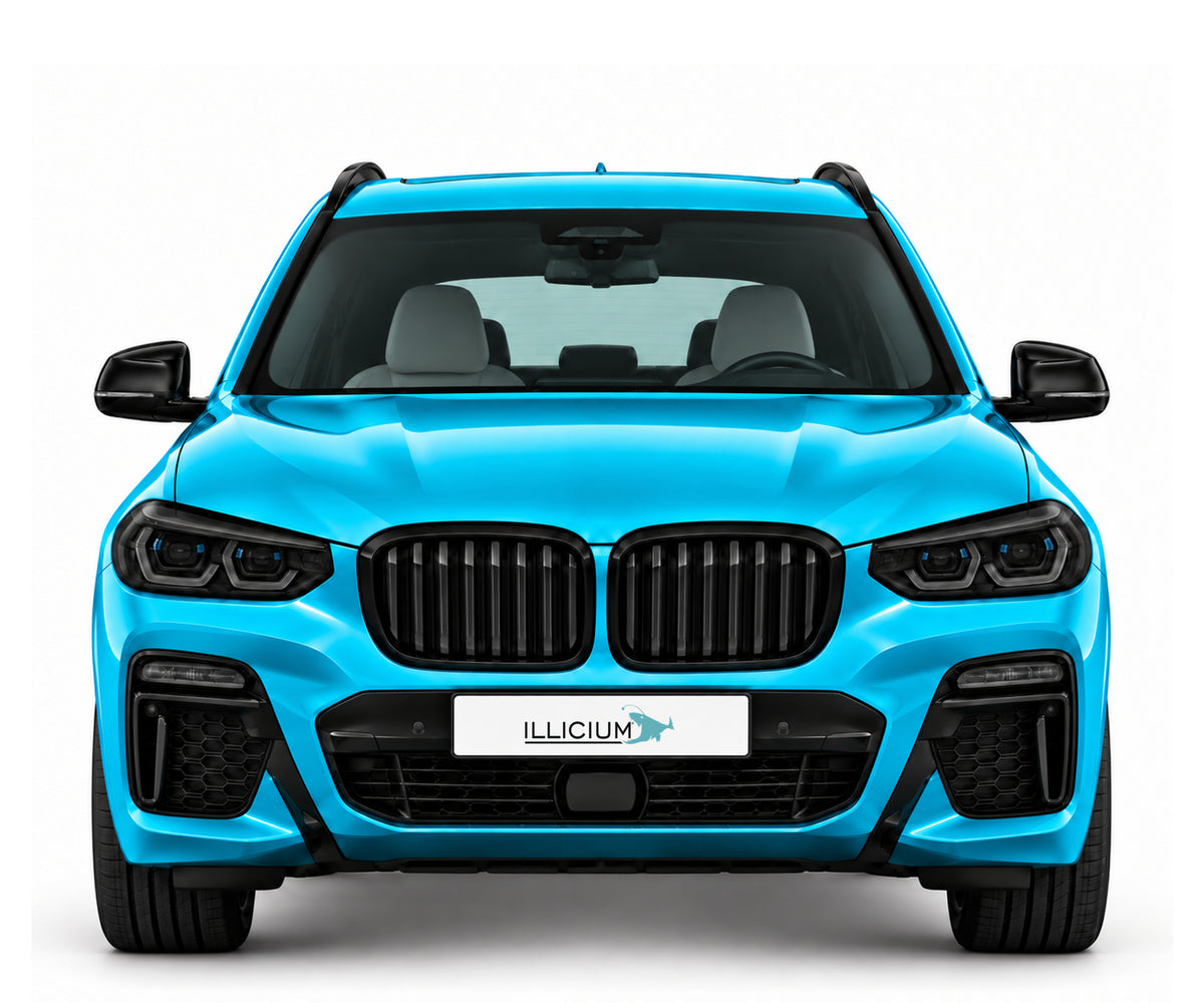 BMW X5 G05 · M50d – Frontansicht in Türkis Metallic, schwarze Anbauteile, ausgeschaltete dunkle Scheinwerfer und Original-ILLICIUM-Kennzeichen