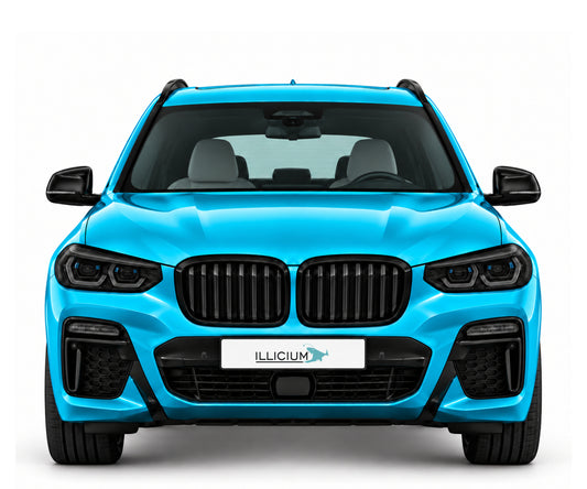 BMW X5 G05 · M50d – Frontansicht in Türkis Metallic, schwarze Anbauteile, ausgeschaltete dunkle Scheinwerfer und Original-ILLICIUM-Kennzeichen
