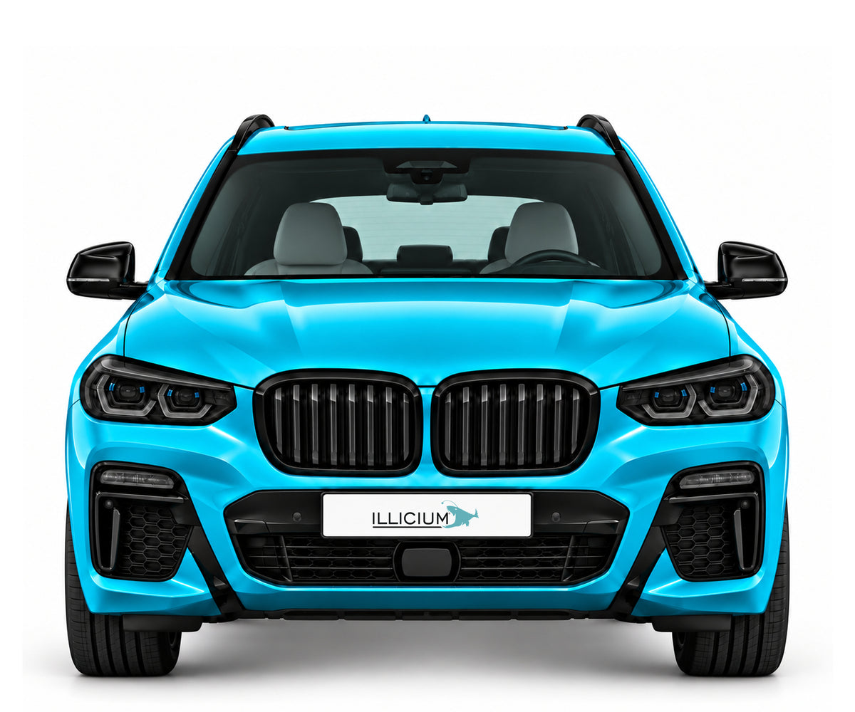 BMW X5 G18 · 40Li Vorfacelift – Frontansicht in Türkis Metallic, schwarze Anbauteile, ausgeschaltete dunkle Scheinwerfer und Original-ILLICIUM-Kennzeichen