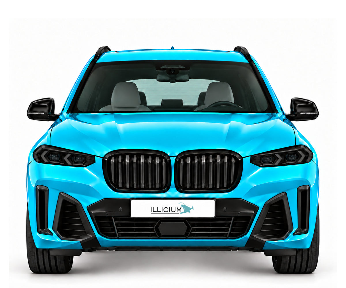 BMW X5 G18 · 40Li Facelift – Frontansicht in Türkis Metallic, schwarze Anbauteile, ausgeschaltete dunkle Scheinwerfer und Original-ILLICIUM-Kennzeichen