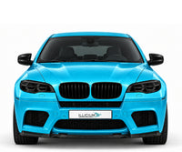BMW X6 E71 · M Facelift – Frontansicht in Türkis Metallic, schwarze Anbauteile, ausgeschaltete dunkle Scheinwerfer und Original-ILLICIUM-Kennzeichen