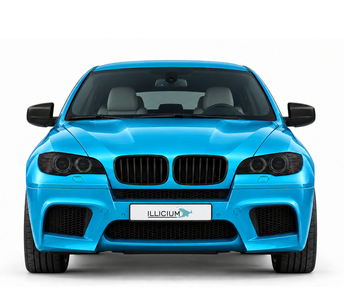 BMW X6 E71 · M Vorfacelift – Frontansicht in Türkis Metallic, schwarze Anbauteile, ausgeschaltete dunkle Scheinwerfer und Original-ILLICIUM-Kennzeichen
