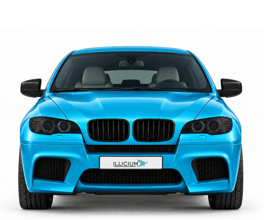 BMW X6 E71 · M Vorfacelift – Frontansicht in Türkis Metallic, schwarze Anbauteile, ausgeschaltete dunkle Scheinwerfer und Original-ILLICIUM-Kennzeichen