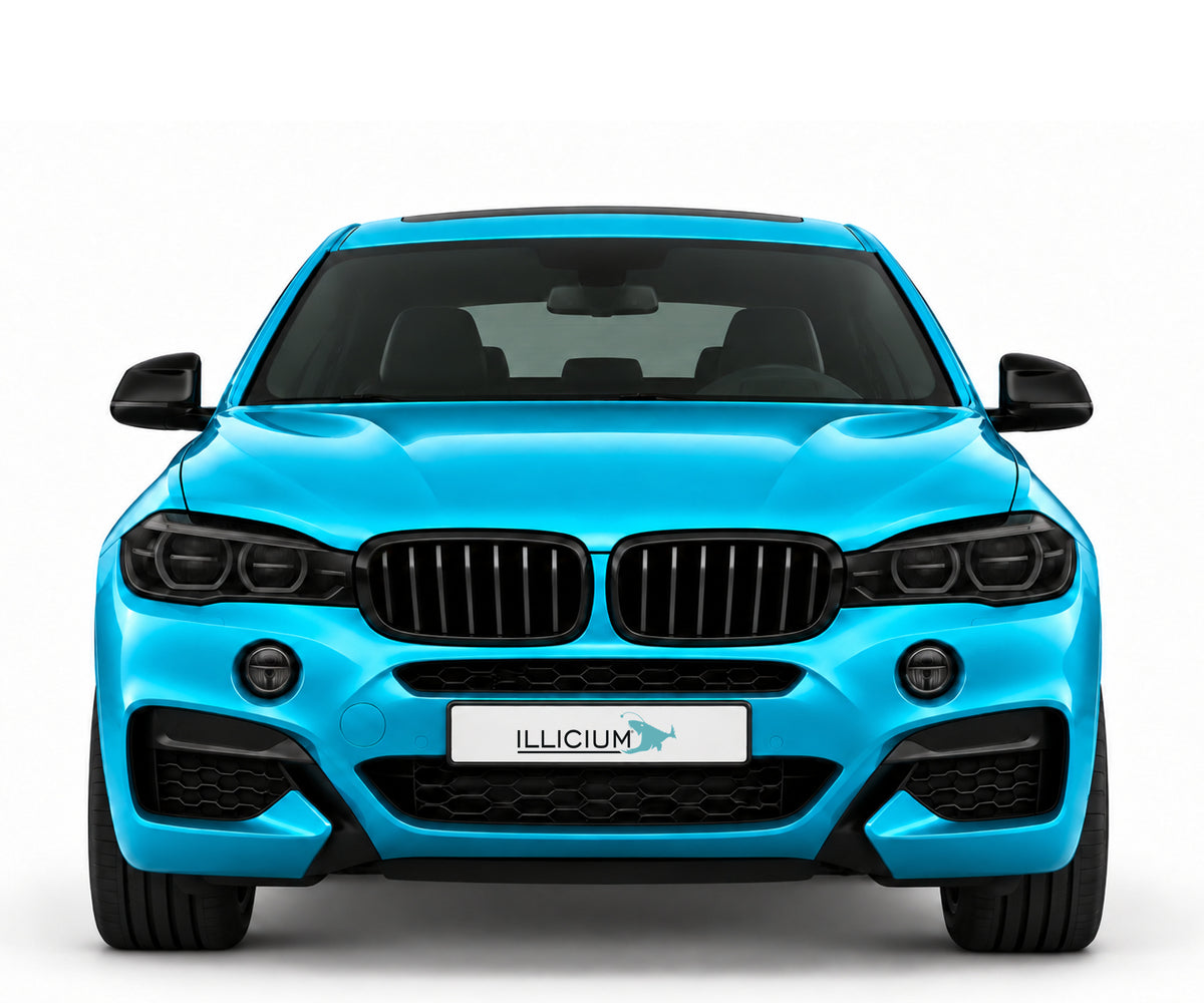 BMW X6 F16 · M50d – Frontansicht in Türkis Metallic, schwarze Anbauteile, ausgeschaltete dunkle Scheinwerfer und Original-ILLICIUM-Kennzeichen