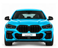 BMW X6 G06 · M50i Vorfacelift – Frontansicht in Türkis Metallic, schwarze Anbauteile, ausgeschaltete dunkle Scheinwerfer und Original-ILLICIUM-Kennzeichen
