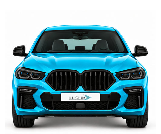 BMW X6 G06 · M50i Vorfacelift – Frontansicht in Türkis Metallic, schwarze Anbauteile, ausgeschaltete dunkle Scheinwerfer und Original-ILLICIUM-Kennzeichen
