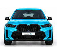 BMW X6 G06 · M60i Facelift – Frontansicht in Türkis Metallic, schwarze Anbauteile, ausgeschaltete dunkle Scheinwerfer und Original-ILLICIUM-Kennzeichen