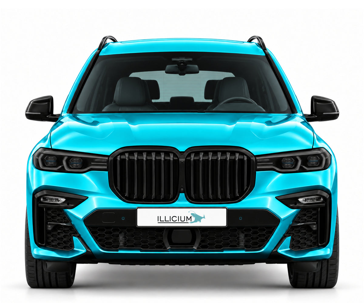 BMW X7 G07 Vorfacelift – frontale Fahrzeugansicht in Türkis Metallic mit ILLICIUM-Kennzeichen