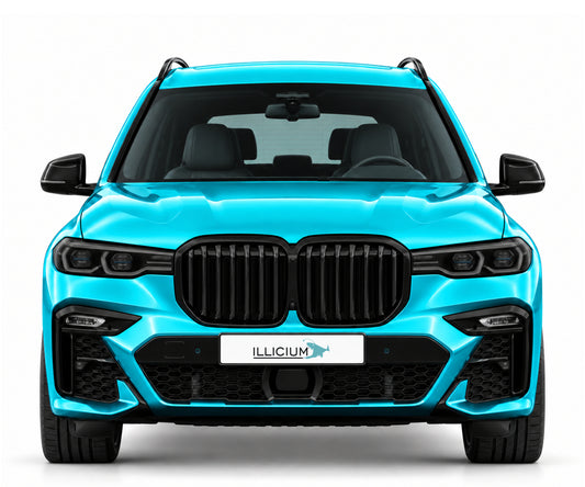 BMW X7 G07 Vorfacelift – frontale Fahrzeugansicht in Türkis Metallic mit ILLICIUM-Kennzeichen