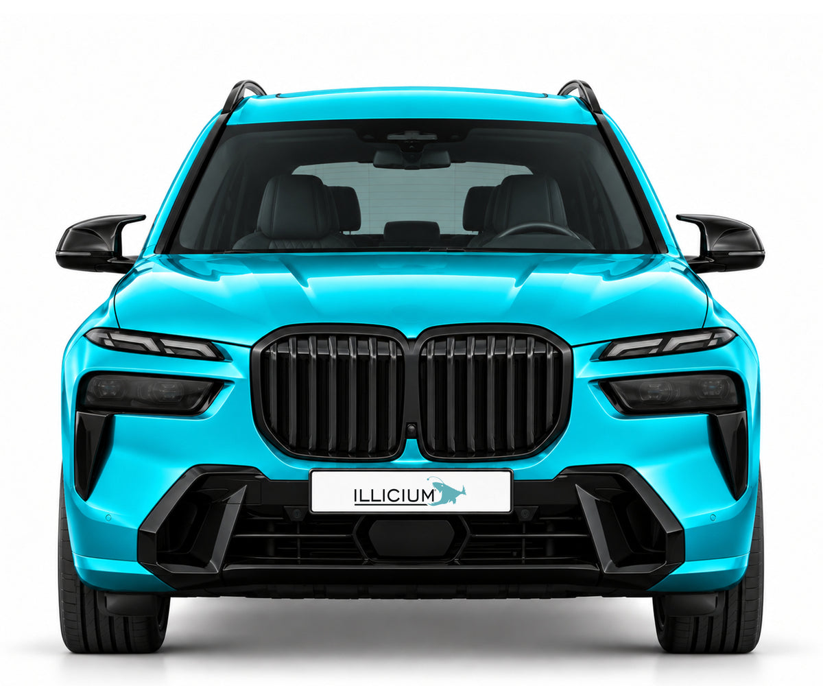BMW X7 G07 LCI – frontale Fahrzeugansicht in Türkis Metallic mit geteilten Leuchten und ILLICIUM-Kennzeichen
