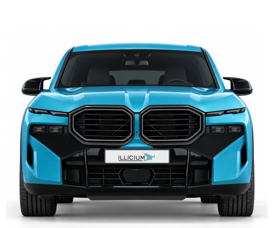 BMW XM G09 · 653 – Frontansicht in Türkis Metallic, schwarze Anbauteile, ausgeschaltete dunkle Scheinwerfer und Original-ILLICIUM-Kennzeichen