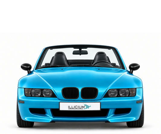 BMW Z3 E36/7 · M Roadster – Frontansicht in Türkis Metallic, schwarze Anbauteile, ausgeschaltete dunkle Scheinwerfer und Original-ILLICIUM-Kennzeichen