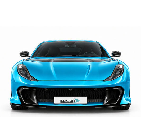 Ferrari 812 Competizione – Frontansicht in Türkis Metallic mit Original-ILLICIUM-Kennzeichen; Produktillustration