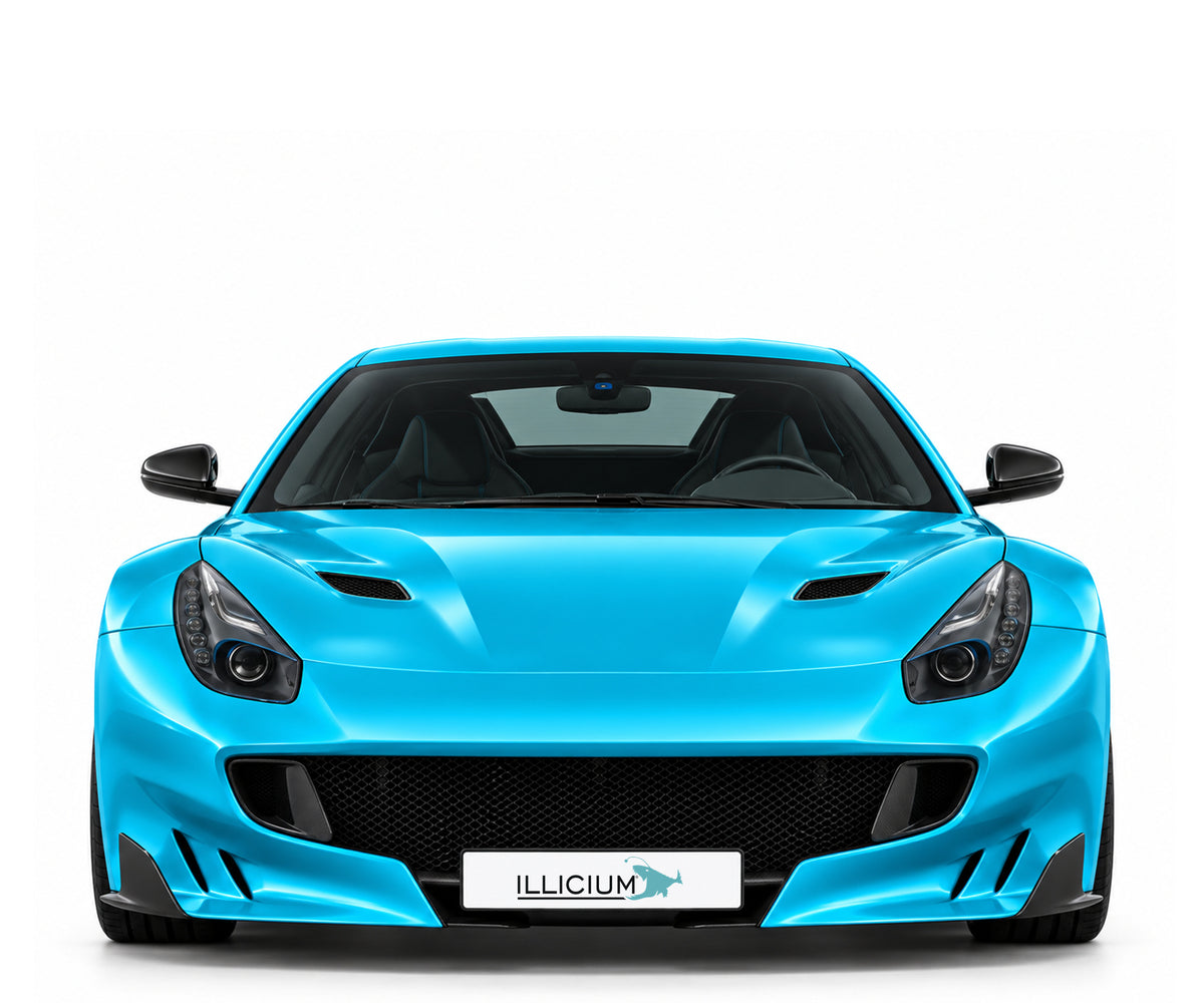 Ferrari F12tdf – Frontansicht in Türkis Metallic mit Original-ILLICIUM-Kennzeichen; Produktillustration
