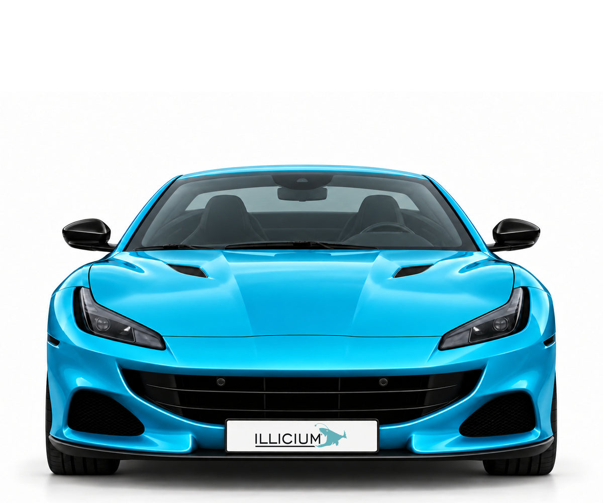 Ferrari Portofino M – Frontansicht in Türkis Metallic mit Original-ILLICIUM-Kennzeichen; Produktillustration